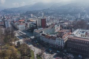 萨拉热窝Apartments Azzurro Sarajevo的城市空中景观和建筑