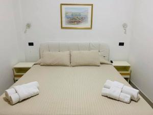 里米尼Hotel Marittima的一张大床,上面有两个枕头