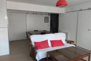 塞拉内华达Apartamento T28 Edif Europa y parking gratuito的客厅配有白色沙发及两个红色枕头