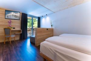 阿拉巴HOTEL B&B MARILENA的一间卧室设有两张床、一张桌子和一个窗口。