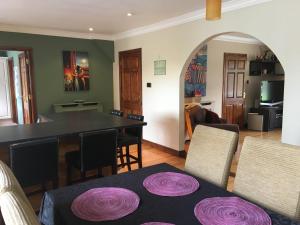 恩尼斯Eden Cottage Countryside Retreat的用餐室以及带桌椅的起居室。