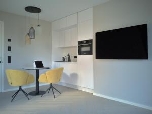 巴特马林贝格Ferienhaus Stadtblick的厨房配有桌子和两把椅子以及电视。