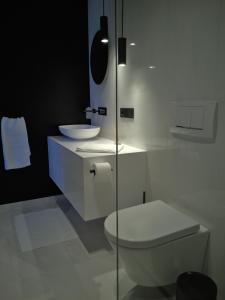 巴特马林贝格Ferienhaus Stadtblick的白色的浴室设有卫生间和水槽。