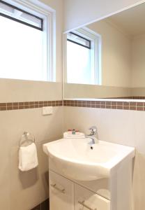 珀斯玫瑰皇冠大酒店的一间带水槽和镜子的浴室