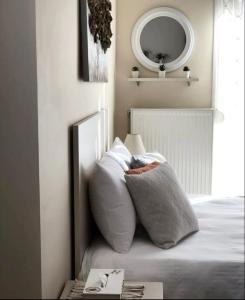 科扎尼Stergios_Apartments 06的一间卧室配有带枕头和镜子的床