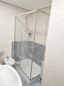 托雷洪-德阿尔多斯H Los Rafaeles的浴室里设有玻璃门淋浴