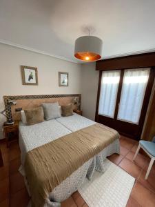 拉瓜迪亚Pensión Biazteri的一间卧室,卧室内配有一张大床