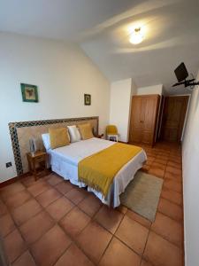 拉瓜迪亚Pensión Biazteri的一间卧室配有一张带黄色毯子的大床