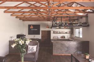 布隆方丹Warm Karoo的一间酒吧,里面配有沙发和柜台