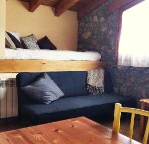 科利德纳尔戈Apartaments Cal Borda的一间卧室配有一张双层床和一张沙发及床。