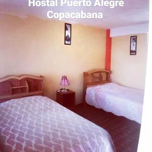 科帕卡巴纳阿雷格里港旅馆的一间卧室,配有两张床
