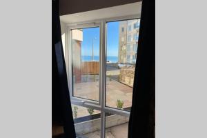 科尔温湾Luxury Modern 2Bed Seafront Apartment in Rhos on Sea的客房设有海景窗户。
