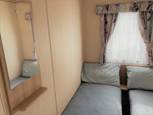 英戈尔德梅尔斯Elder Standard Holiday Home的小房间设有两张床和窗户