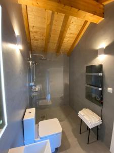 马尔旺金塔达贝吉奥别墅的带淋浴、卫生间和盥洗盆的浴室