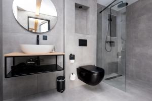 韦默尔丁厄Hotel Brasserie Smits的一间带水槽和淋浴的浴室