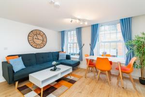 安德沃Central Apartment With 55” Smart TV+Netflix的客厅配有沙发和桌子