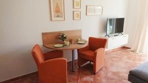 因塞尔波埃尔Godewind的餐桌、两把椅子和电视