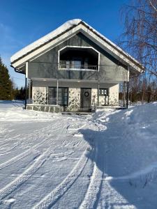 列维Levi Kaakkuri 6的雪中带雪道的房子