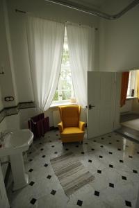 Nakomiady帕拉卡那可米带旅馆的浴室设有黄色椅子和水槽