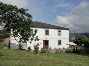 里瓦德奥Casa Rural Vila Pomar的院子里有树的白色房子