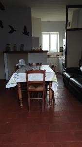 Saint-Germain-des-BoisGîte Le Campagnard的客厅配有桌椅和厨房