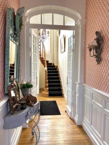 贝尔热拉克Villa Aristide的走廊上设有拱门和楼梯