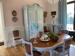贝尔热拉克Villa Aristide的一间带桌子和大橱柜的用餐室