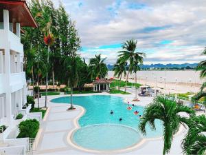 那空拍侬府Fortune River View Hotel Nakhon Phanom的享有度假村游泳池的景致