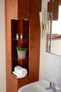 HildersRhönZeit Apartements und Zimmer的浴室设有水槽和带毛巾的架子。