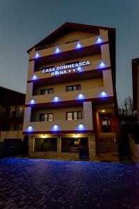 皮特什蒂Casa Domneasca Riana的建筑的侧面有标志