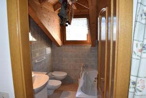 索拉加Star Begn的浴室配有卫生间、盥洗盆和浴缸。