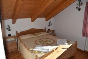 索拉加Star Begn的一间带木床的卧室,位于带木制天花板的房间内