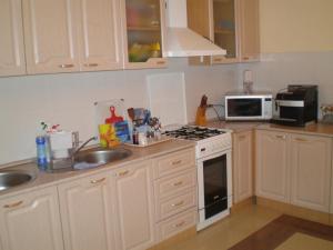 阿德勒Lime Guest House的厨房配有白色橱柜和炉灶烤箱。