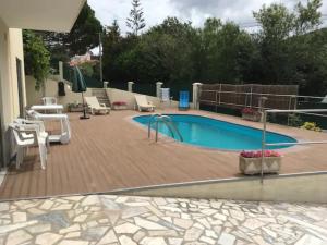 卡米尼亚Casa da Cavada的一个带桌椅的游泳池和一个庭院