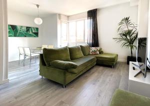 维多利亚-加斯特伊兹Luxury Cercas Bajas Vitoria的客厅配有绿色沙发和桌子