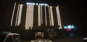 巴西古当GOOD 9 HOTEL - Cahaya Kota Puteri的一座晚上有良好酒店标志的建筑