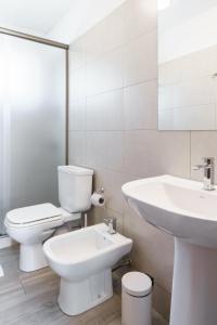 科洛尼亚-德尔萨克拉门托Taurinas的白色的浴室设有卫生间和水槽。