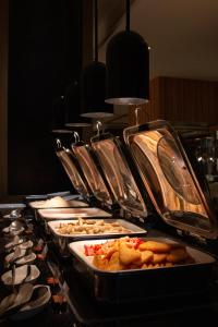 万象万象皇冠假日酒店的包含多种不同食物的自助餐