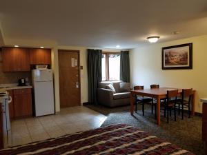 威斯康星戴尔Black Hawk Motel & Suites的客厅设有厨房和餐桌