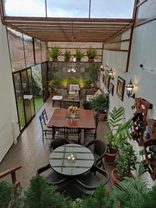 基多Hospedaje en Quito Norte, Apartamento & Suite independientes的户外庭院设有桌椅和植物