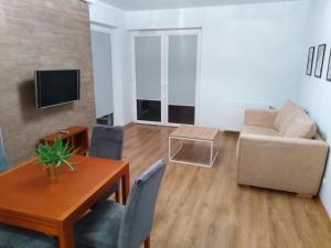 厄尔科Apartament MAZURIA2的客厅配有桌子和沙发