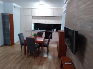 厄尔科Apartament MAZURIA2的厨房配有桌椅和电视。
