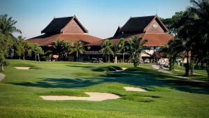 梳邦再也吉隆坡绍嘉纳度假村的享有高尔夫球场和度假村的景色