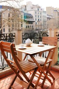 巴塞罗那瓦莱塔旅馆的一张木桌和椅子坐在阳台上
