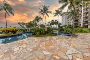 卡波雷Luxurious Ocean View Beach Villa B-903 at Ko'Olina Beach Villas的一座带游泳池、棕榈树和大楼的度假村