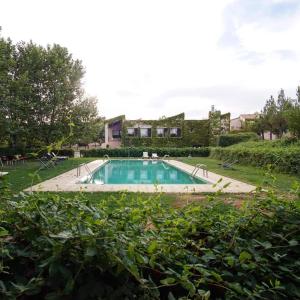 莫拉塔利亚Hotel Rural Casa Pernías的庭院中间的游泳池