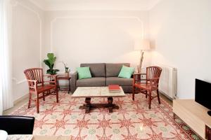 巴塞罗那瓦莱塔旅馆的客厅配有沙发和椅子