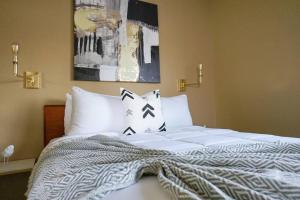 威奇托Sleepover 1BD 1BA Downtown Wichita Apartments的卧室内的一张带白色床单和枕头的床