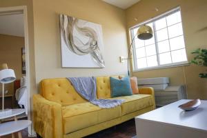 威奇托Sleepover 1BD 1BA Downtown Wichita Apartments的客厅设有黄色的沙发和窗户。