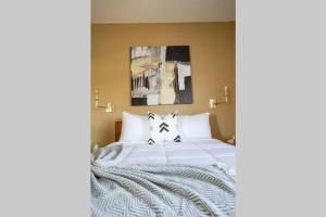 威奇托Sleepover 1BD 1BA Downtown Wichita Apartments的一间卧室配有带白色床单和枕头的床。